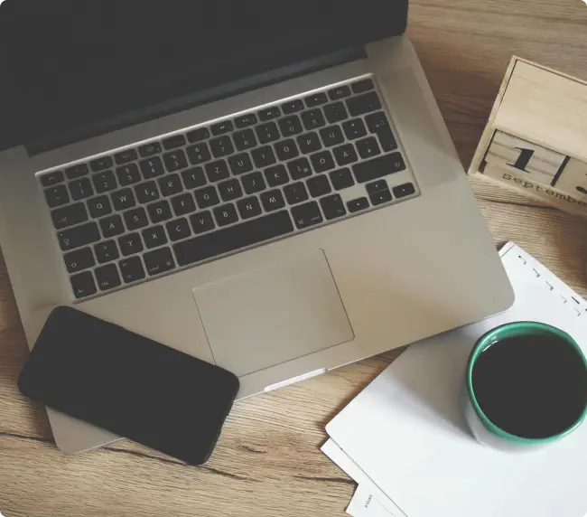 Online-Therapie: Laptop und Kaffeetasse am Arbeitsplatz für virtuelle Sprechstunde