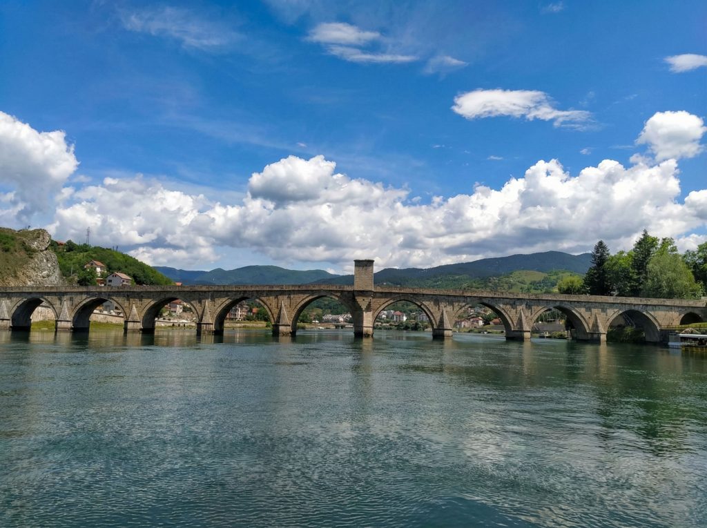 Historische Brücke über einen Fluss